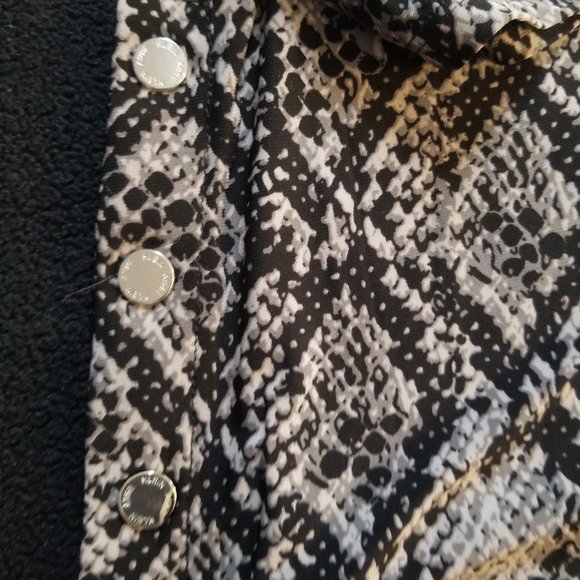 SNAKE PATTERNED ANNE KLEIN SHIRT SIZE SMALL - Picture 4 of 4